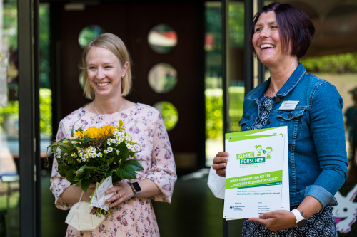 Annika Hartung und Ivonne Gottwald nehmen das Zertifikat entgegen