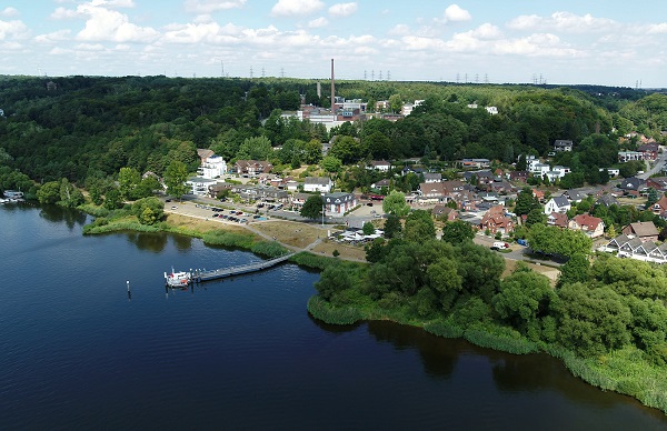 Aerial view of the pier in Tesperhude, with the Hereon site in the background. Photo: Hereon/Michael Streßer
