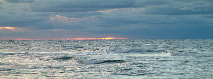 Wellen Ostsee und Sonnenaufgang