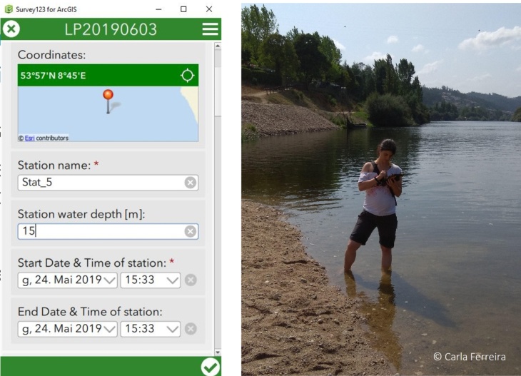 Survey123 Anwendung neben einem Bild einer Wissenschaftlerin, die im Fluss steht und mit einer App Metadatenerhebt