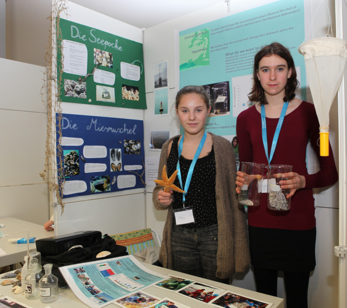 Zwei Teilnehmerinnen der Jugend forscht- Veranstaltung 2012
