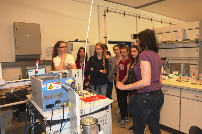 Dr. Kirstin Dähnke erklärt, wie sich mit dem Gas-Chromatographen Nitrat-Isotope bestimmen lassen.