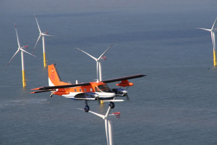 Messflugzeug DO-128 der Technischen Universität Braunschweig über dem Offshore-Windparks