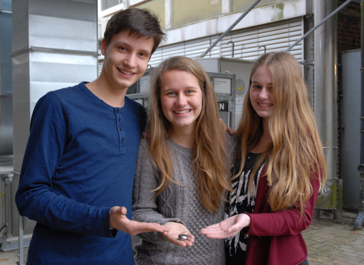 Jannis Stange, Finya Wenzel und Hanna Wich präsentieren selbstgemachte Legierungen auf ihrer Hand
