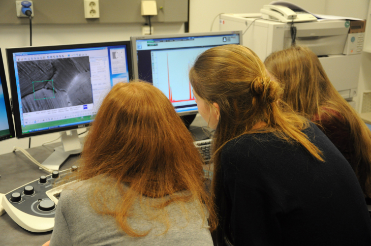Am Rasterelektronenmikroskop können sich die Jugendlichen das Gefüge der Legierung anschauen. 