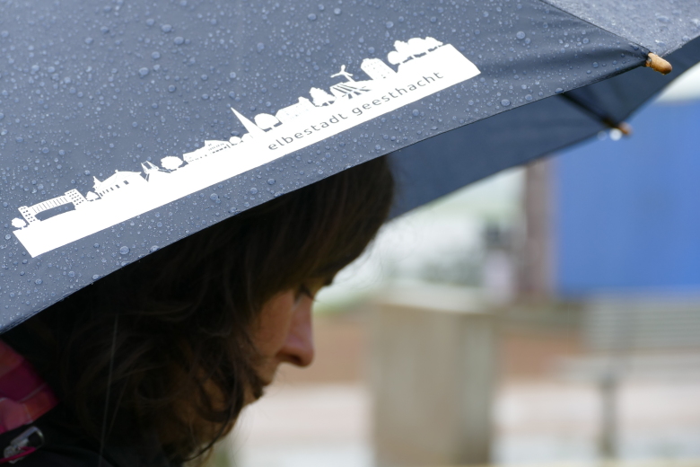 Frau mit Regenschirm: Aufdruck elbestadt geesthacht