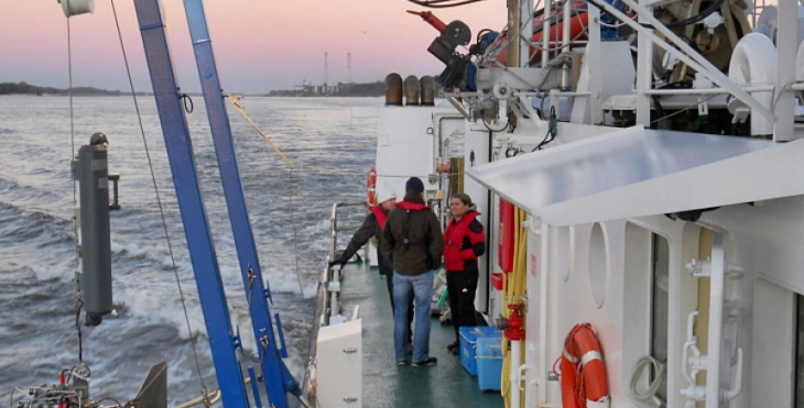 Wissenschaftler des Instituts für Küstenforschung an Bord des Forschungsschiffs "Ludwig Prandtl" auf einer Forschungsfahrt entlang der Elbe. 