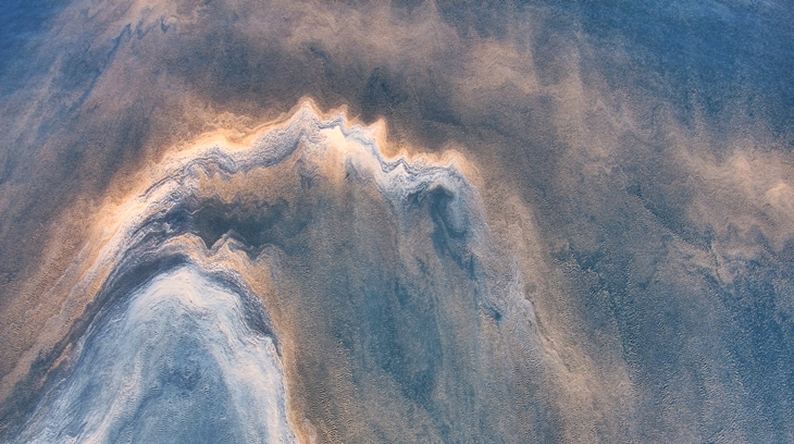 Luftbild einer Algenblüte in der Nordsee