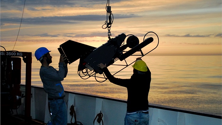 Deploying an autonomous video plankton recorder offboard