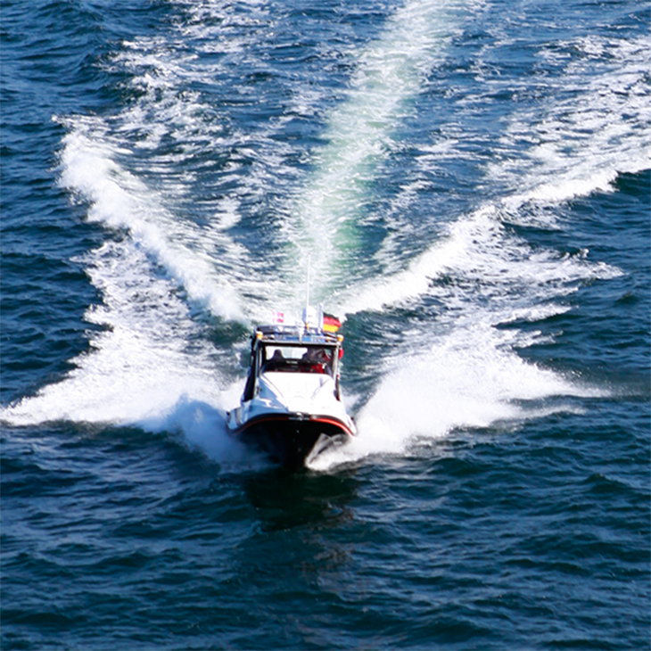 Speedboat Eddy runs towards an eddy during the Expedition. -image: Torsten Fischer/Hereon-