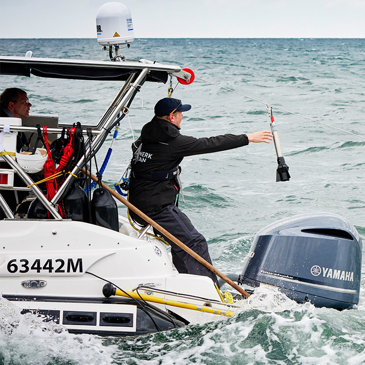 CTD attached at the towed instrument chain used on speedboat Eddy. -image: Christian Schmid/Hereon-