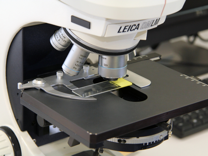 Light-optical microscope of Leica