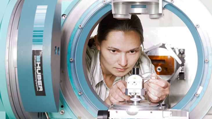 Beispielbild Werkstoffphysik: Wissenschaftlerin bedient Diffraktometer