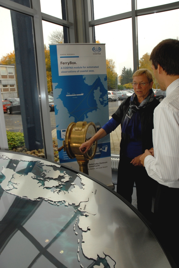 Prof. Dr. Burkhard Baschek erläutert Ministerin Spoorendonk die Ferry-Box, einem automatischen Meßsystem auf Fähren. 