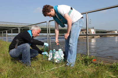 Küstenforscher des Helmholtz-Zentrums Geesthacht nehmen Wasserproben am Wehr in Geesthacht