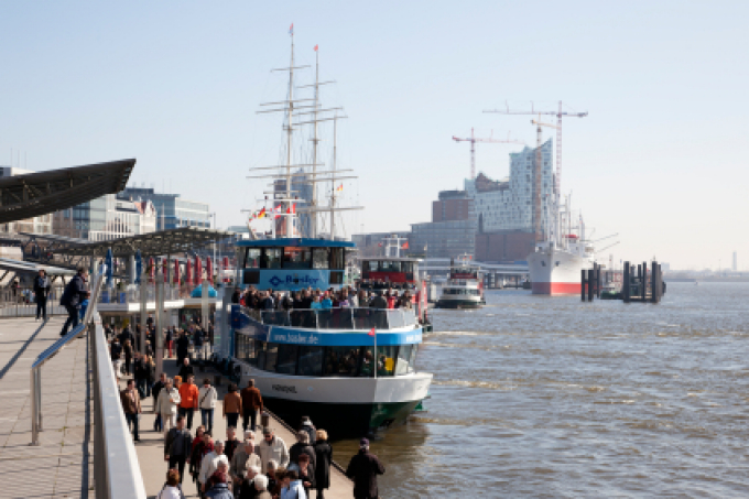 voller Hfen in Hamburg, Schiffe und Menschen