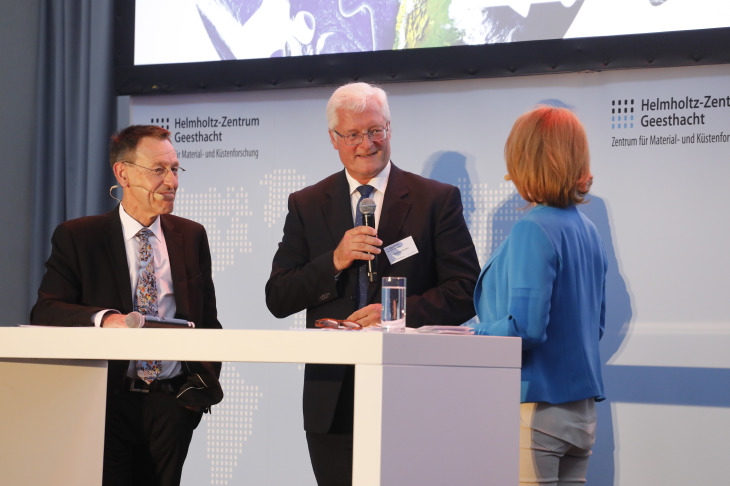 Henning Scheel und Dr. Torsten Brinnkmann im Gespräch mit Vera Cordes.