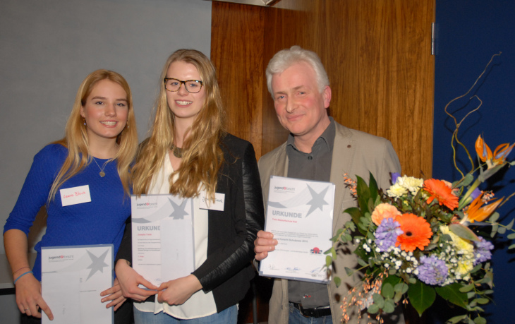 Die Gewinner im Fach Biologie: Laura Block, Josepha Trede beide Freie Waldorfschule Kiel und Betreuungslehrer Thiemann