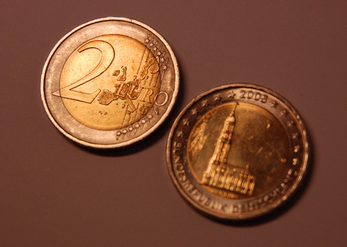 2 Euro coin front and back