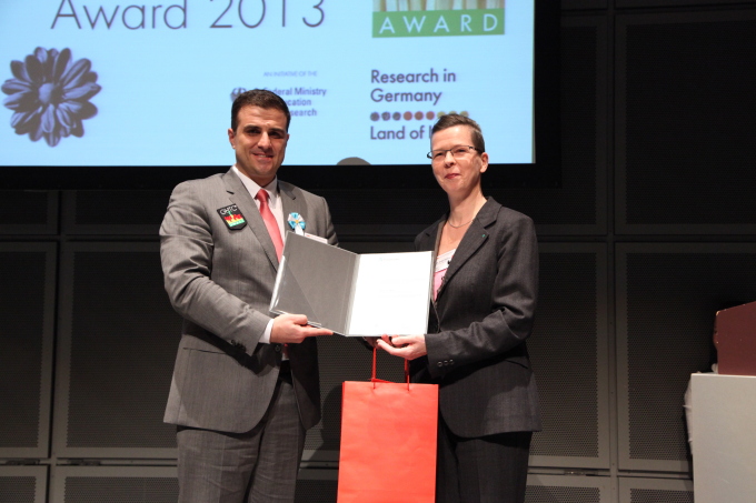 Dr. Anke Hellwig presented the prize on behalf of the Fraunhofer-Gesellschaft to Sergio Amancio