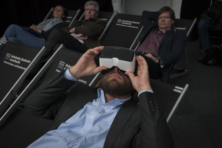 Dr. Anton Hofreiter mit der VR-Brille in der mobilen Kuppel