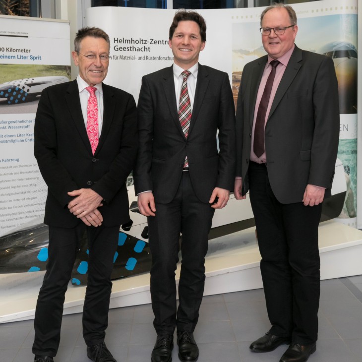 Dr. Oliver Grundei mit dem wissenschaftlichen Geschäftsführer des HZG, Prof. Dr. Wolfgang Kaysser und dem kaufmännischen Geschäftsführer, Michael Ganß 