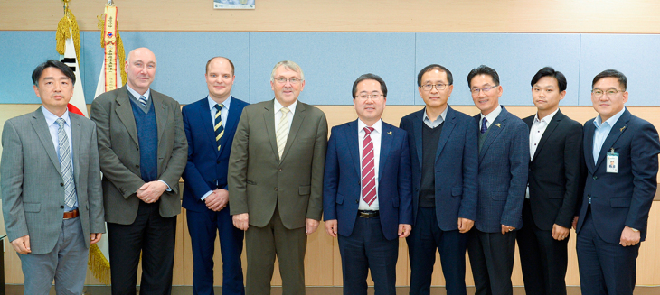 Dr. Sangbong Yi (HZG), Dr. Dietmar Letzig (HZG), Dr. David Klaumünzer (VW), Prof. Karl Ulrich Kainer (HZG), Mr. Seok Huh (Suncheon), Dr. Bong Sun You (KIMS), Mr. Jeom Tae Kim (Suncheon), Dr. Jong Sik Suh (KIMS) und Mr. Ki Jeong Lee (Suncheon).