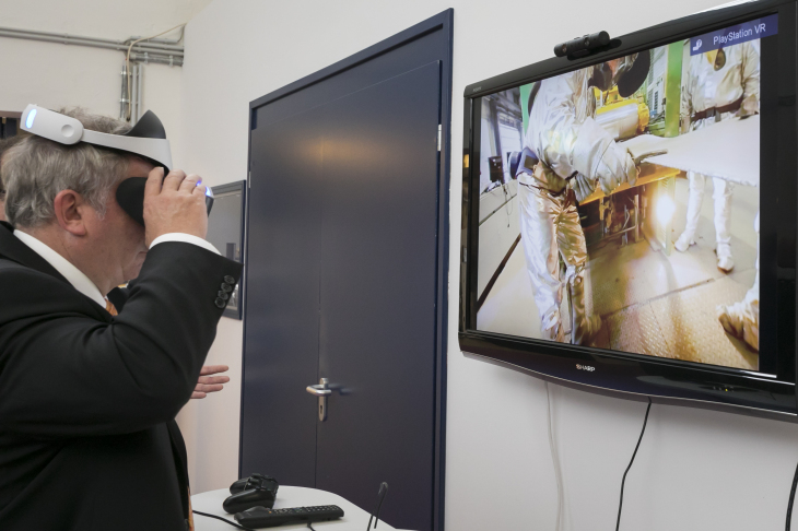 Norbert Brackmann schaut sich mittels Virtual Reality Brille in der Gießwalzanlage um.