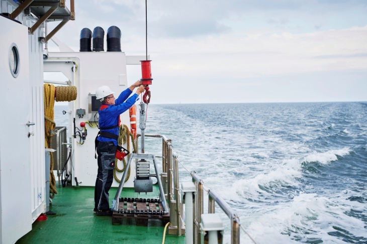 Scientist on the HZG research vessel Ludwig Prandtl