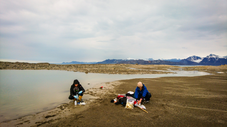 Claudia Schmidt und Chantal Mears am Schmelzwassersee