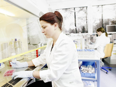 HZG scientist Dr. Bérengère Luthringer prepares a cell experiment 