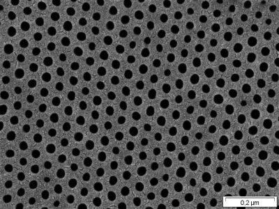 Der Blick auf die rund 30 Nanometer kleinen Poren.