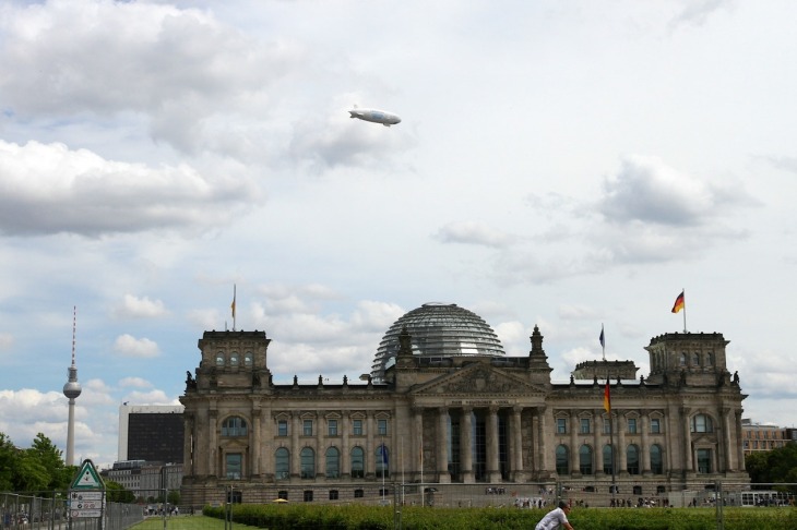 Das Zeppelin über dem Bundestag in Berlin