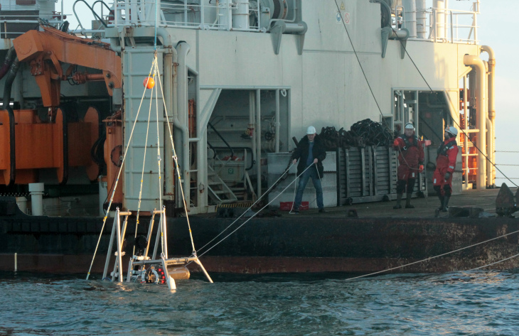 Ausbringen des Zooplankton-Observatoriums nahe Helgoland von Bord des Schiffes "Neuwerk".