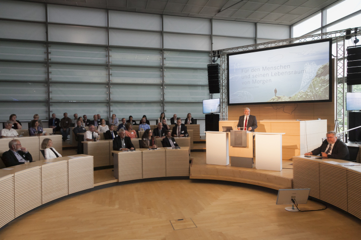 Staatssekretär Rolf Fischer überbringt Grußworte des Landes Schleswig-Holstein