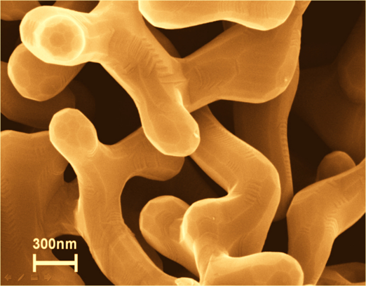 Nanoporöses Gold mit schwammartiger Struktur.