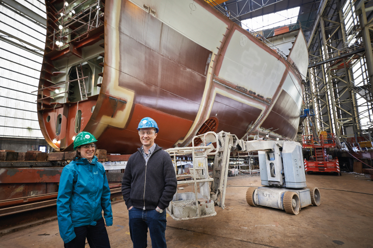 Dr. Ralf Weiße und Dr. Katja Wöckner-Kluwe in der Fertigungshalle vor dem Bau eines Schiffes